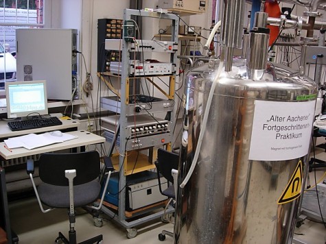 Supraleitender 2.35T Magnet "Alter Aachener" des NMR Versuchs im F-Praktikum